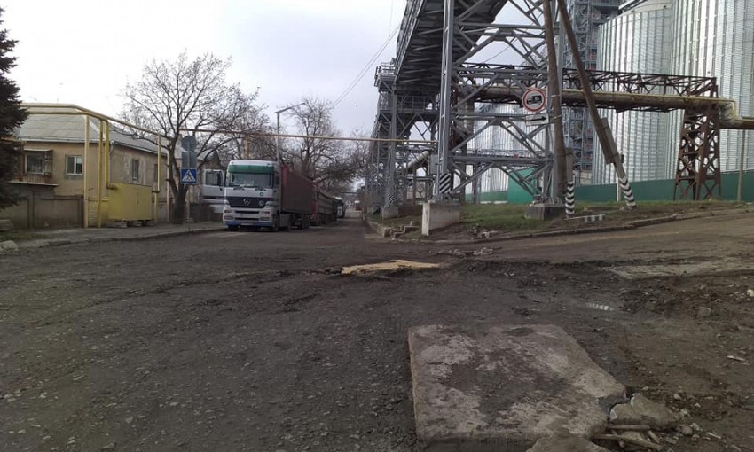 В Николаеве грузовики разрушают дороги 
