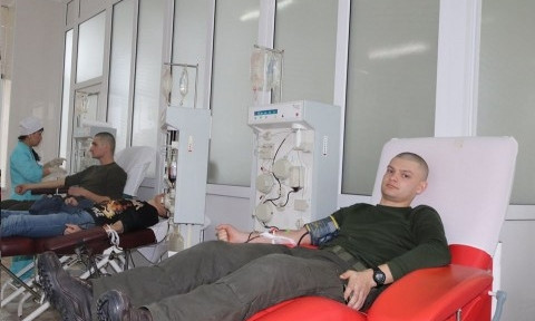 Николаевские гвардейцы сдали кровь для малышки, нуждающейся в лечении