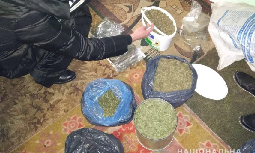 В Николаевской области мужчина, проживающий в райцентре, хранит наркотическое вещество