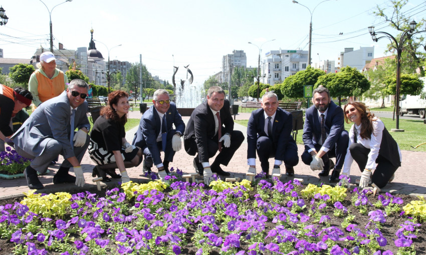 Мэр города и представители дипломатической делегации высадили цветы в сквере Совета Европы