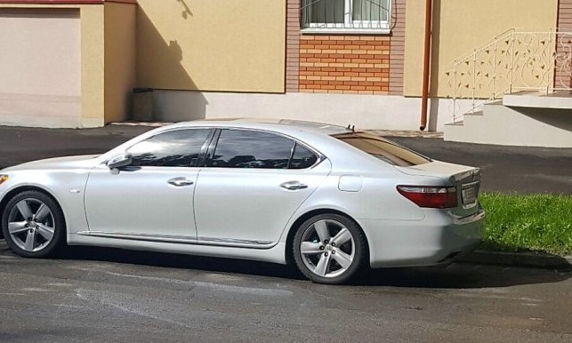Неизвестные угнали автомобиль Lexus LS, припаркованный возле дома