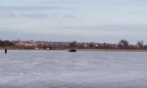 Николаевские автомобилисты устроили дрифт на замерзшей реке