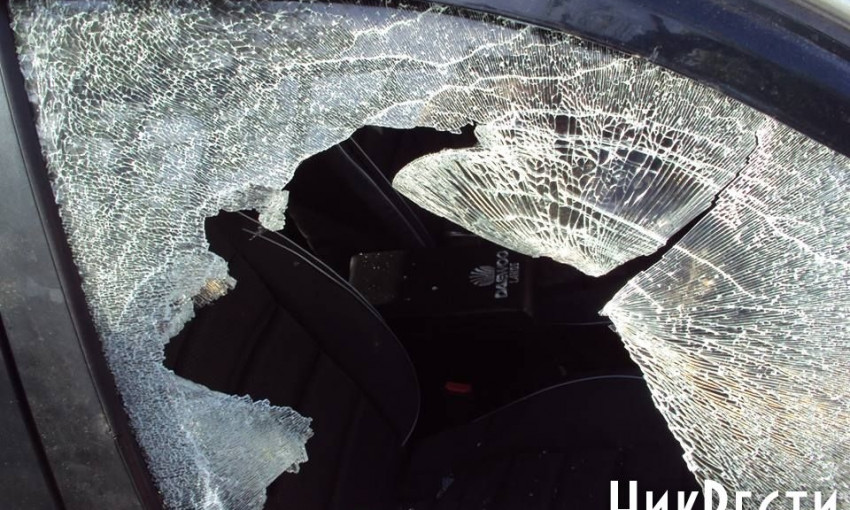 Неизвестные разбили окно машины и оставили угрозы директору фирмы-перевозчика