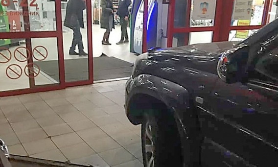 Чтоб не идти лишний метр: николаевец припарковал Land Cruiser в дверях супермаркета