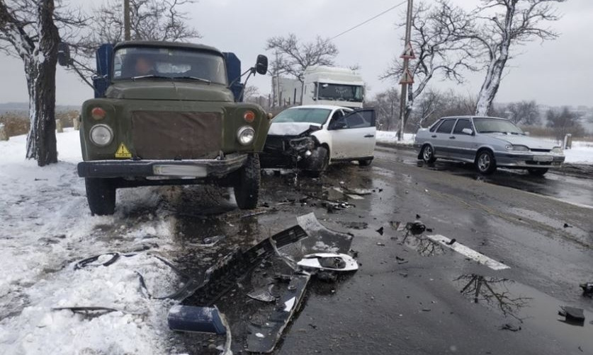 На Варваровском мосту в Николаеве столкнулись три автомобиля — огромные пробки