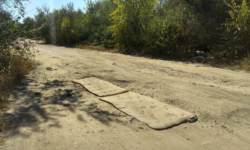 В Николаеве дорогу отремонтировали матрасами 