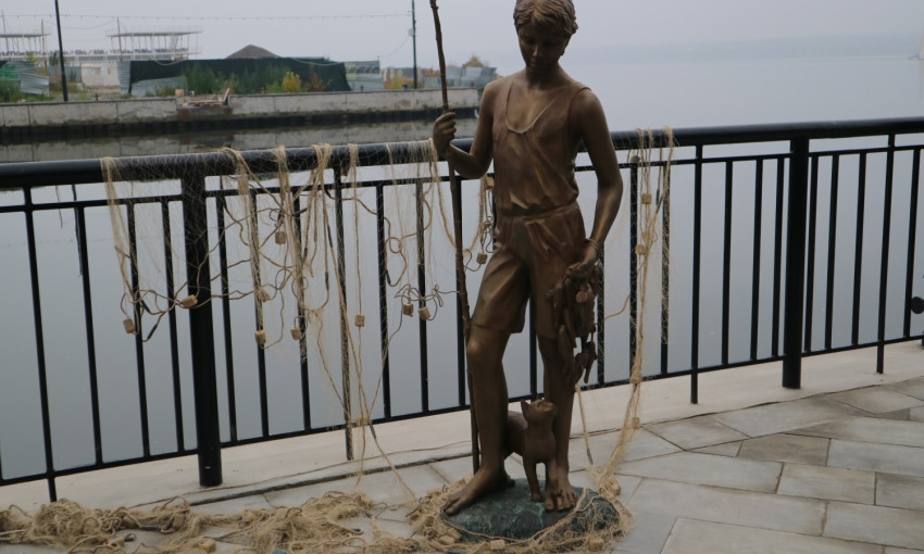 В Николаеве открыли новый арт-объект – «Мальчик-рыбак»