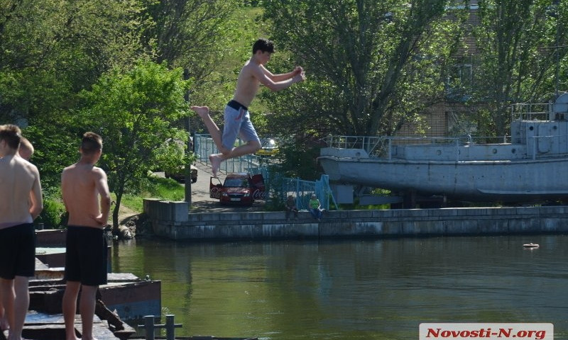 Подростки отметили Первомай прыжками с понтонного моста и солнечными ванными