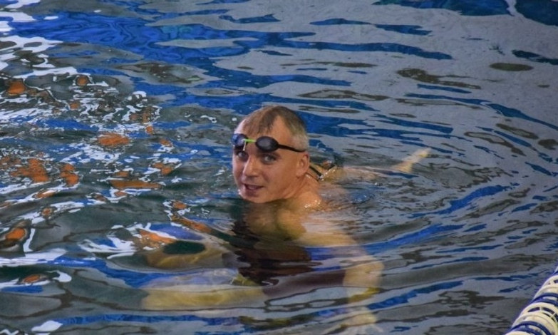 Мэр Сенкевич проплыл 50 метров, прыгнул с вышки и завоевал «серебро»
