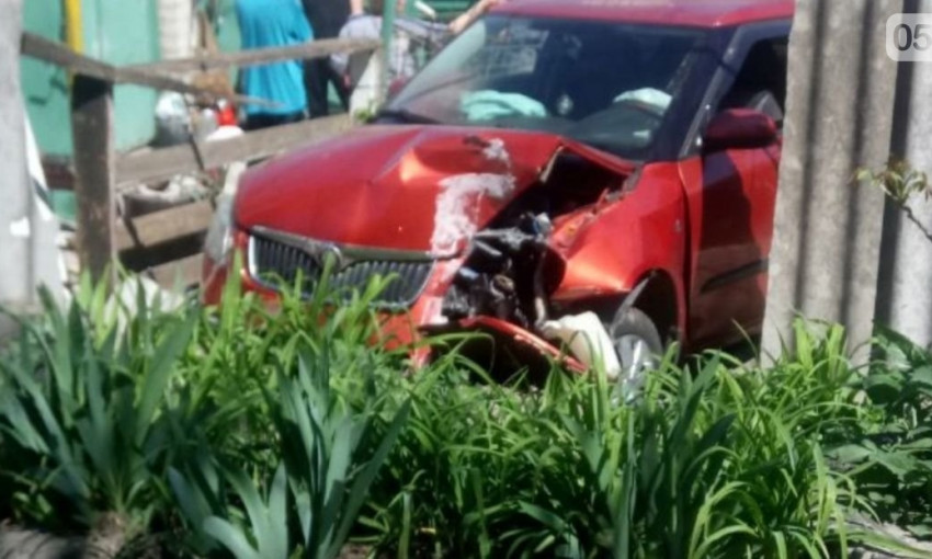 В Николаеве женщине-водителю стало плохо за рулем и автомобиль врезался в забор частного дома