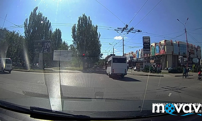 В Николаеве очевидец показал патрульным видео с нарушением «маршрутчика»
