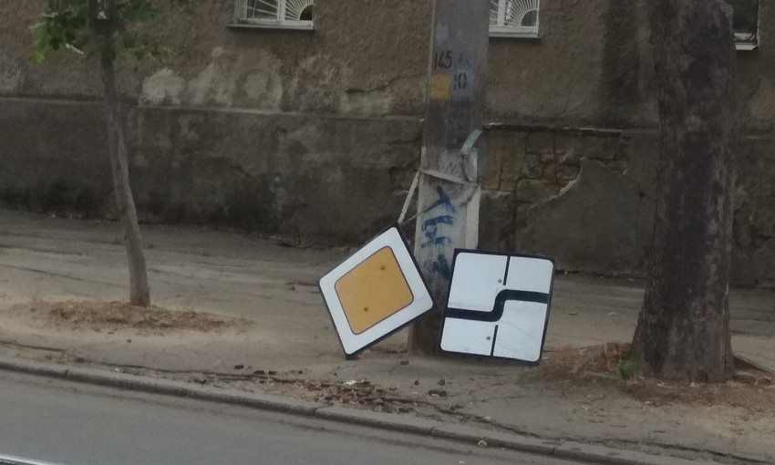 На перекрестке в Николаеве упало два дорожных знака