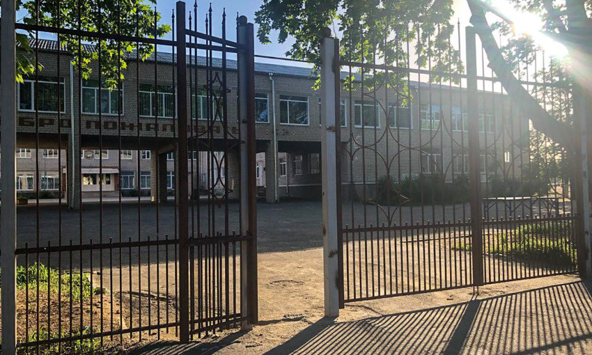 Николаевское гороно отдало 1,5 миллиона за новый забор вокруг школы в Матвеевке — через полгода ограждение проржавело