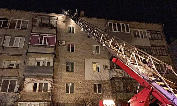 Эвакуировали 20 жильцов верхних этажей из-за пожара