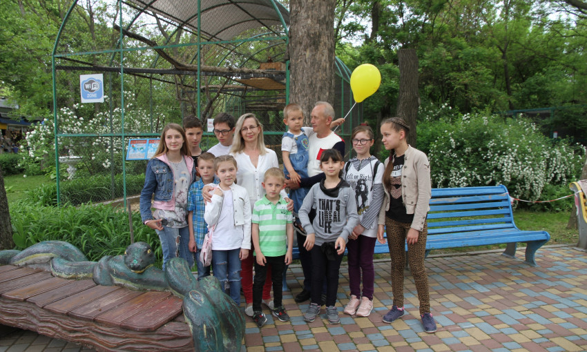 Воспитанникам детских домов семейного типа и приемных семей Николаева устроили праздник в зоопарке
