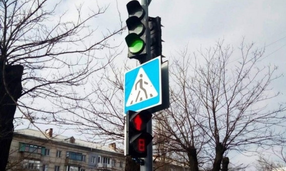 На перекрестке Парковой и Богоявленского проспекта заработал светофор
