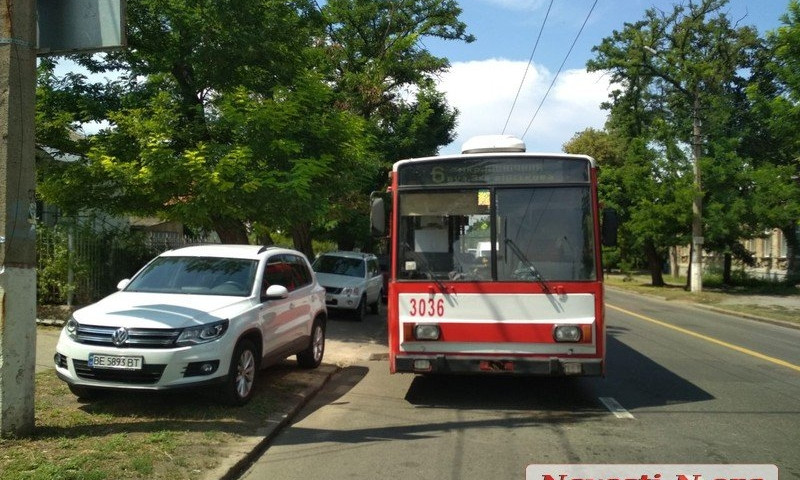 В центре Николаева столкнулись троллейбус и «Тойота»