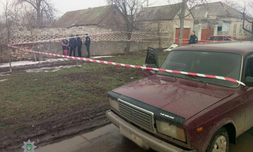 Николаевские патрульные задержали женщину, которая при них выбросила 50 шприцов с опием