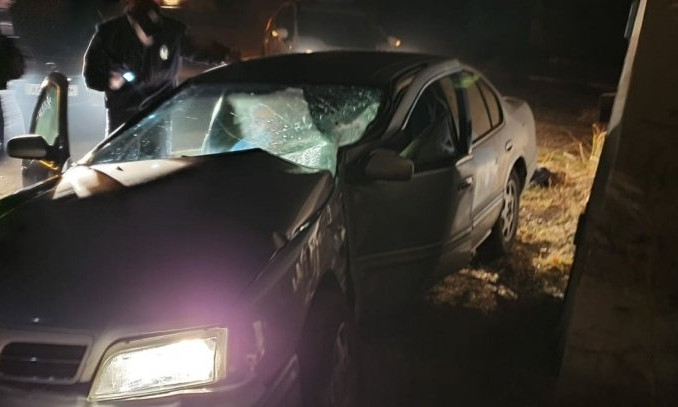 В микрорайоне Матвеевка автомобиль врезался в гараж