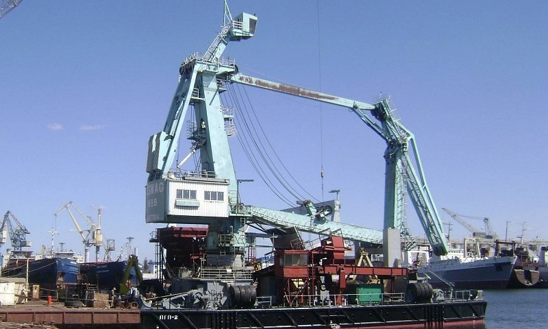 Николаевская верфь СМГ завершает ремонт плавкрана для украинской компании «Трансшип»