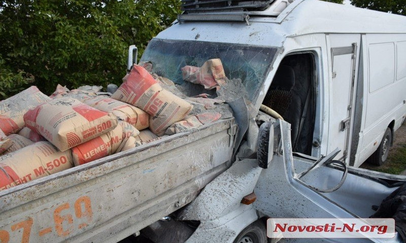 Под Николаевом микроавтобус «Мерседес» врезался в грузовик с цементом: пострадали три человека