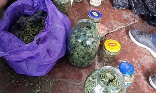 На Николаевщине приятели-наркоманы хранили дома 9 кг каннабиса и оружие