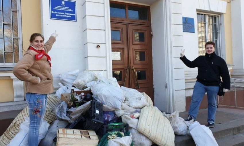 В Николаеве активисты привезли под администрацию мусор
