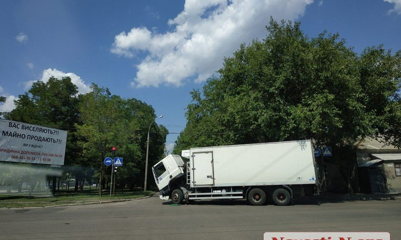 На углу улиц Садовая и Чигрина сломался грузовик, затруднено движение транспорта