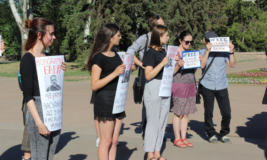 На Соборной площади прошла акция в поддержку украинского режиссера Олега Сенцова, участники объявили однодневную голодовку