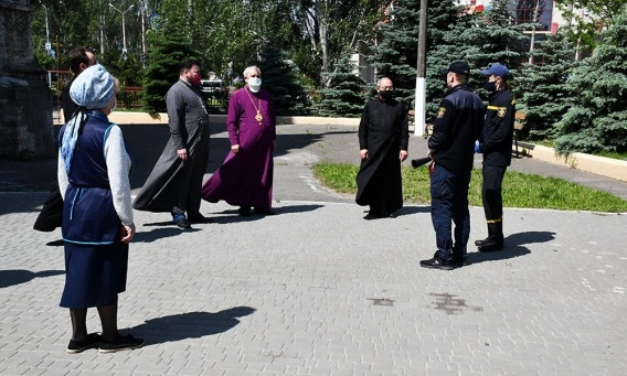 Перед Троицей спасатели посетили храмы Николаева
