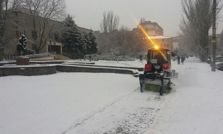 285 человек расчищают снег в Заводском районе Николаева