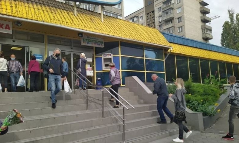 «Красная зона»: в супермаркеты Николаева пускают ограниченное количество людей