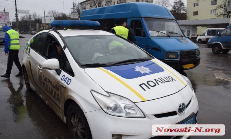 В Николаеве на оживленном перекрестке патрульные штрафовали нарушителей ПДД