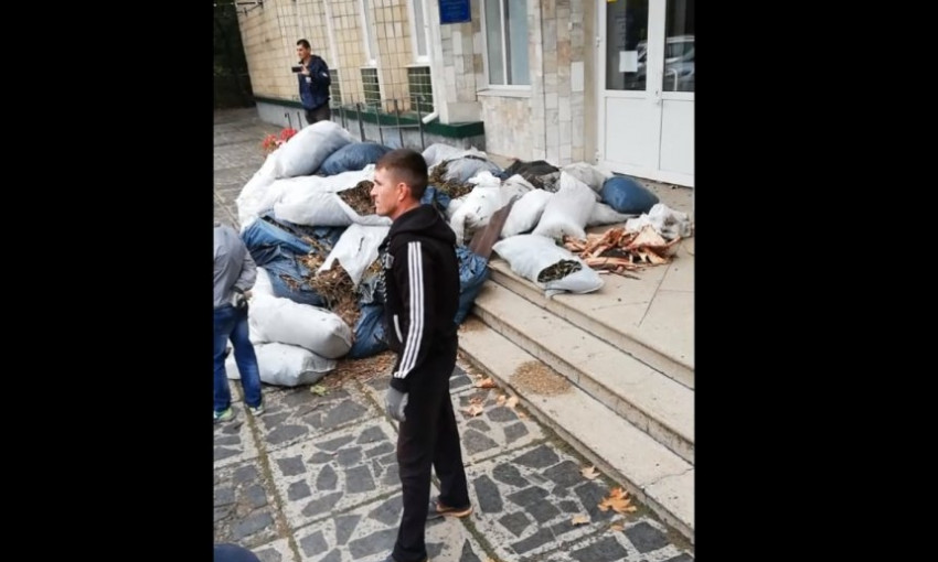 В Николаеве активисты убрали мусор в сквере и привезли его к зданию Ингульской райадминистрации