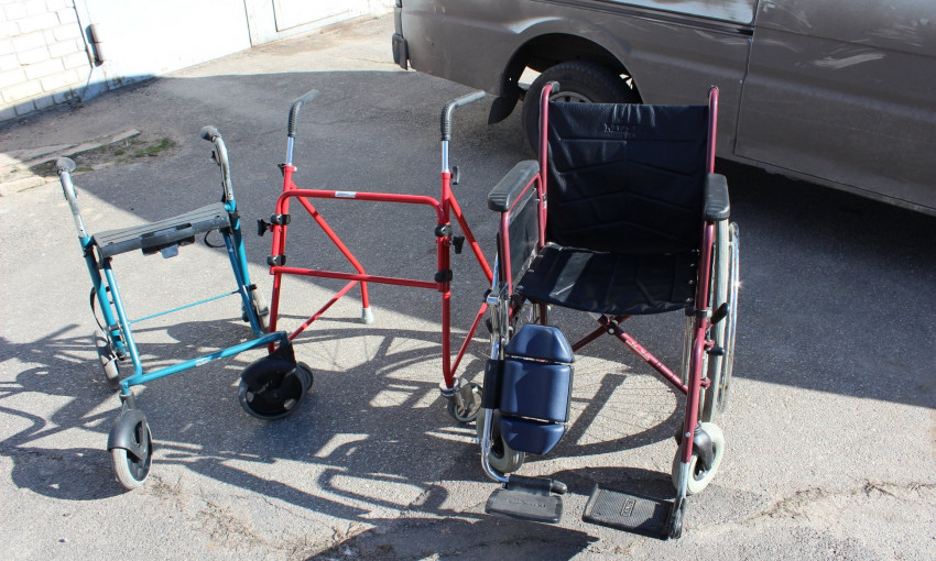 Николаевские таможенники побывали в городском приюте и подарили его обитателям инвалидную коляску и ходунки