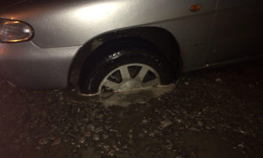 На Новобугской автомобиль застрял в глубокой яме