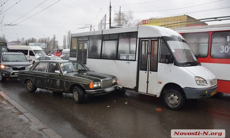 ВНиколаеве столкнулись Mercedes и маршрутка — движение в направлении центра города заблокировано