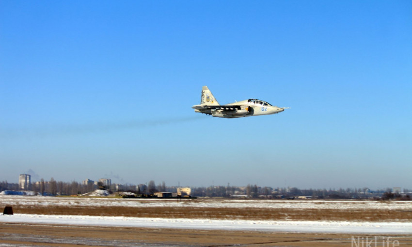 Командиры николаевских летчиков-штурмовиков эффектными полетами «открыли» учебный год