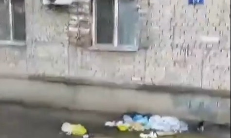 В Николаеве жители выбрасывают мусор прямо из окон 