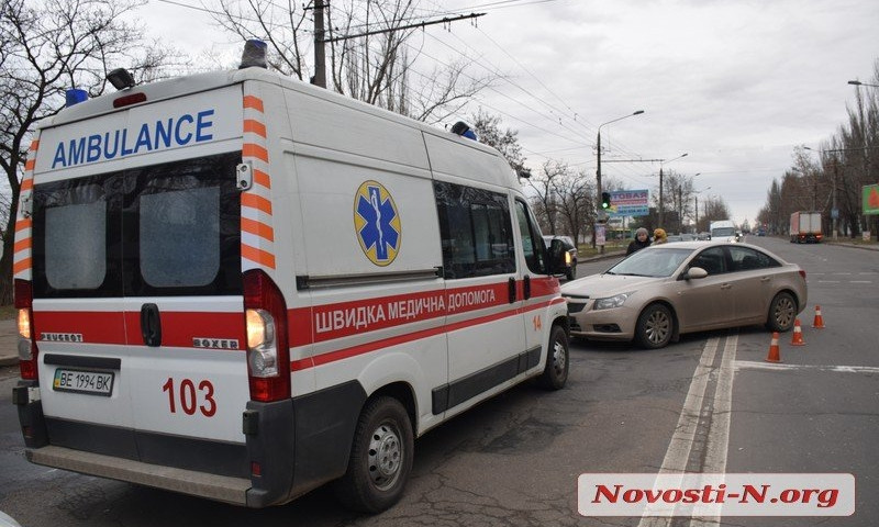 На Героев Сталинграда произошла авария с участием «скорой» и автомобиля