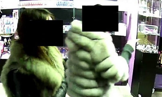В центре Николаева две барышни украли из секс-шопа фаллоимитатор