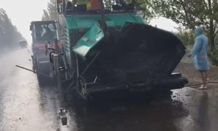 На трассе «Калиновка-Снигиревка» подрядчик стелил асфальт под проливным дождем