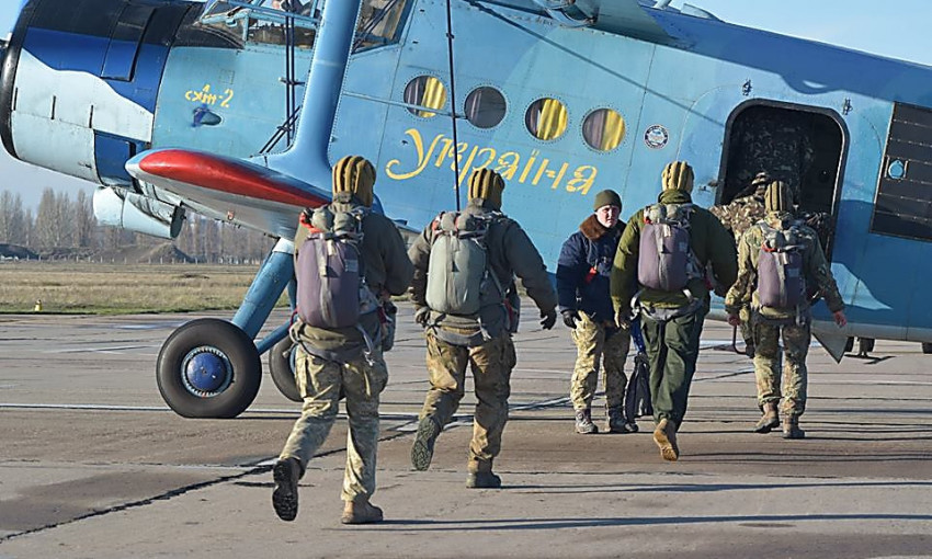 Николаевские морпехи осуществили тренировочные прыжки с парашютом
