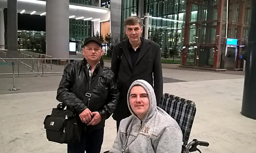 Жителя Николаева, прикованного к инвалидному креслу, отвезли на обследование в турецкую клинику