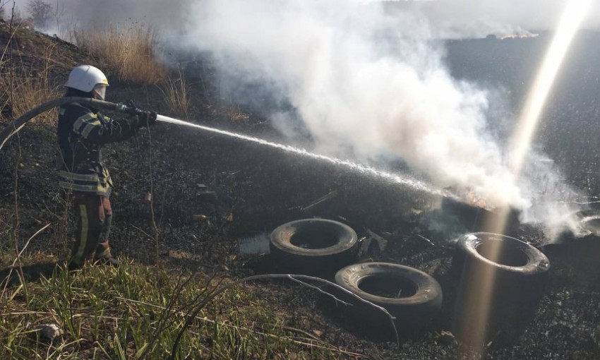 На Николаевщине спасатели вновь тушили масштабные пожары сухостоя и камыша