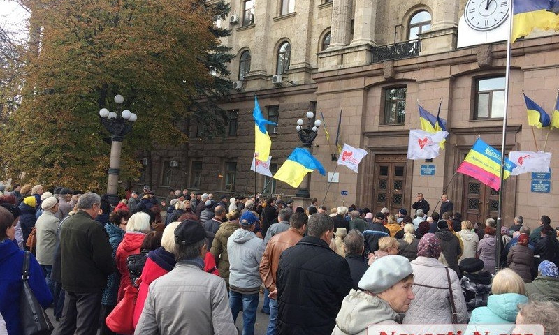 В Николаеве участники акции против «Місто для людей» сожгли платежки перед мэрией