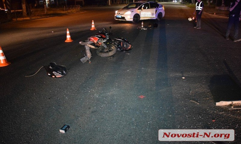 В результате столкновения на Богоявленском проспекте автомобиля и мотоцикла пострадали два человека