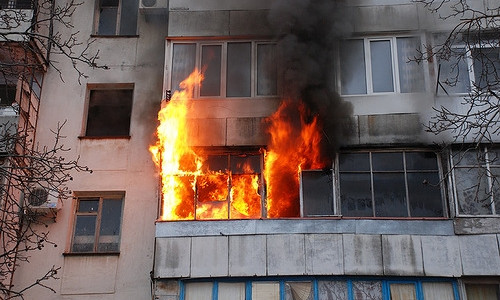 В Первомайске таксист спас женщину, вовремя сообщив о пожаре