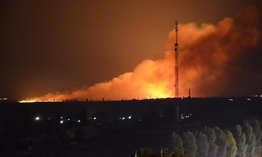 Под Николаевом сильный пожар: зарево видно из центра города (ФОТО+ВИДЕО)