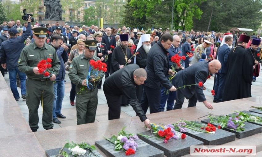 9 мая: николаевцы возложили цветы к памятнику ольшанцам